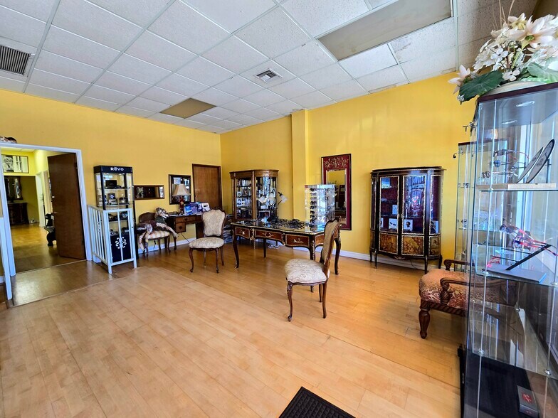More Photos Of 2915 W Magnolia Blvd, Burbank Storefront For Sale