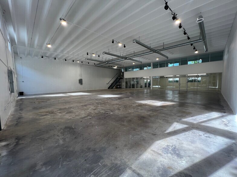 More Photos Of 6240 NE 4th Ct, Miami Showroom For Lease