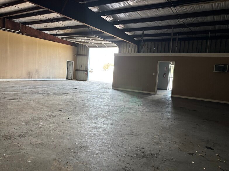 More Photos Of 1126 County Road 129, Alvin Warehouse For Lease