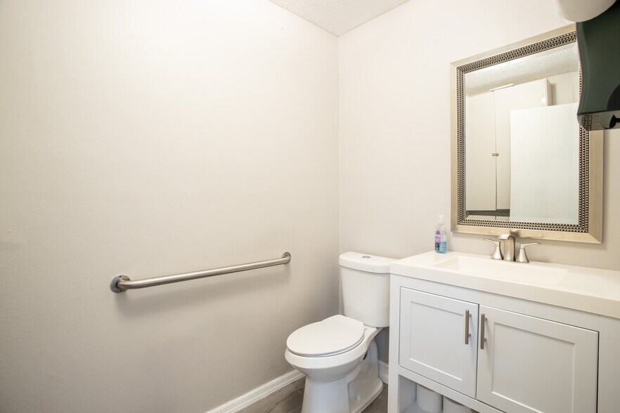 More Photos Of 217 W Seminole Ave, Melbourne Office For Lease