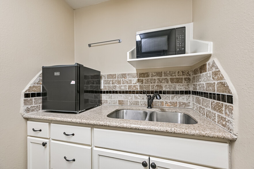 More Photos Of 2466 W Highway 6, Alvin Office Residential For Sale