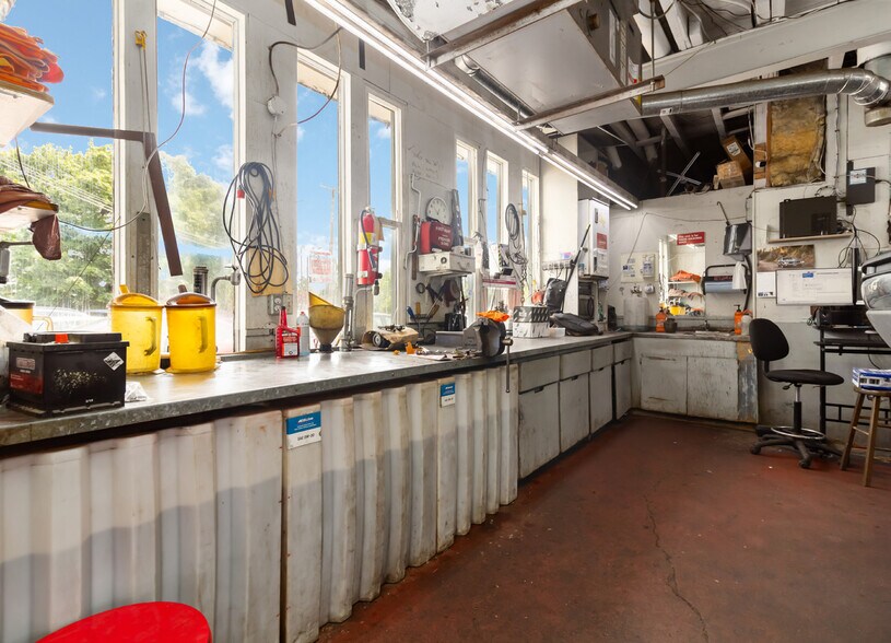 More Photos Of 9139 E Saanich Rd, North Saanich Auto Dealership For Sale