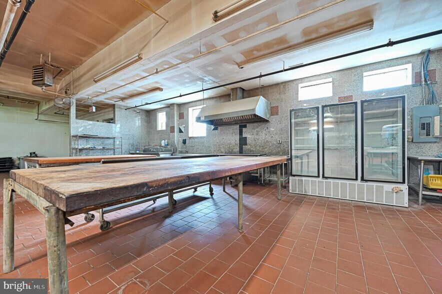 More Photos Of 13 N East Blvd, Vineland Flex For Sale