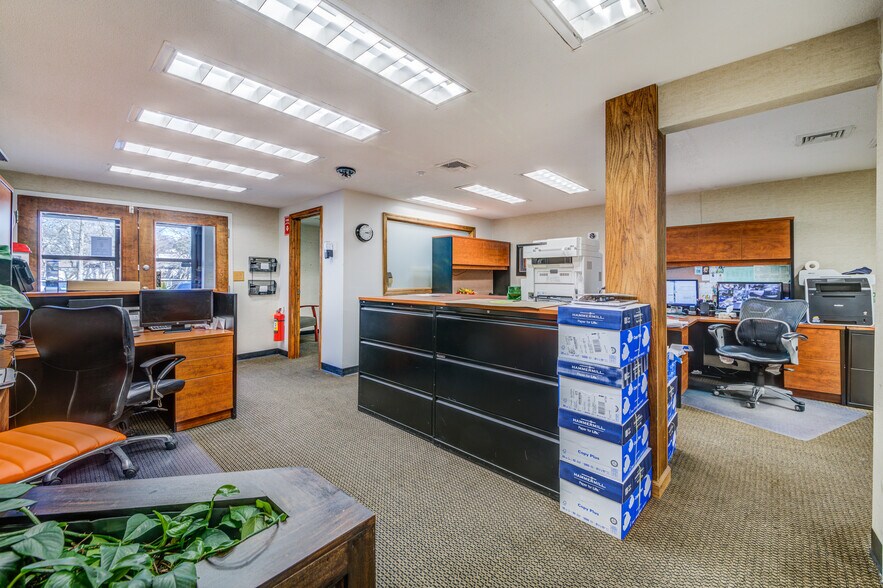 More Photos Of 25 Saint Charles St, Thornwood Distribution For Sale