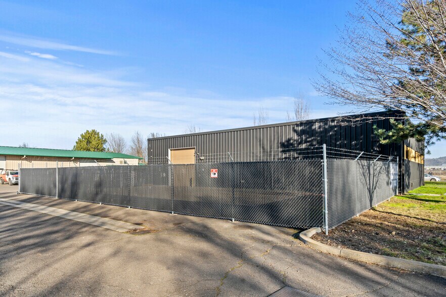 More Photos Of 4731 Industry Dr, Medford Light Manufacturing For Lease