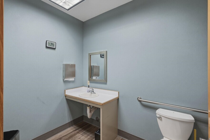More Photos Of 3010 Squalicum Pky, Bellingham Office For Sale