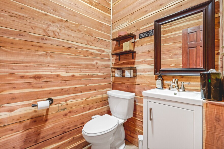More Photos Of 112 Wilderness Rd, Mammoth Cave General Retail For Sale
