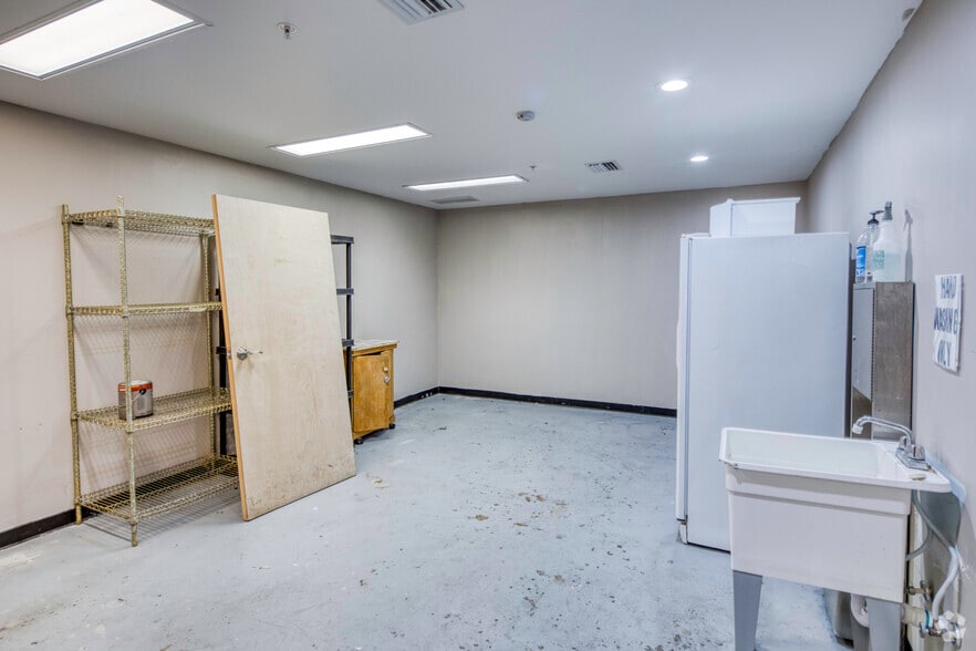 More Photos Of 1251 E Fowler Ave, Tampa Storefront For Lease