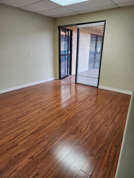 More Photos Of 7041 Owensmouth Ave, Canoga Park Office For Sale