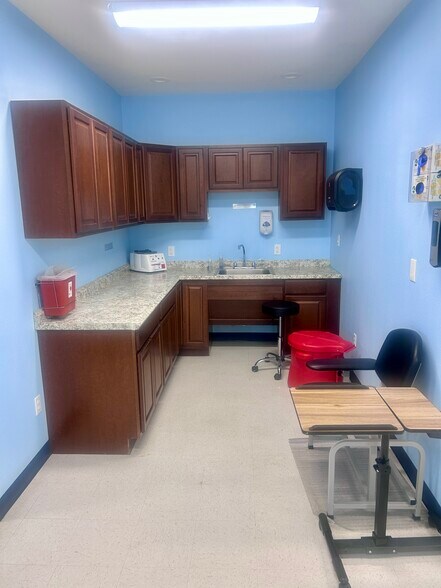 More Photos Of 200 W College Ave, Devine Medical For Lease