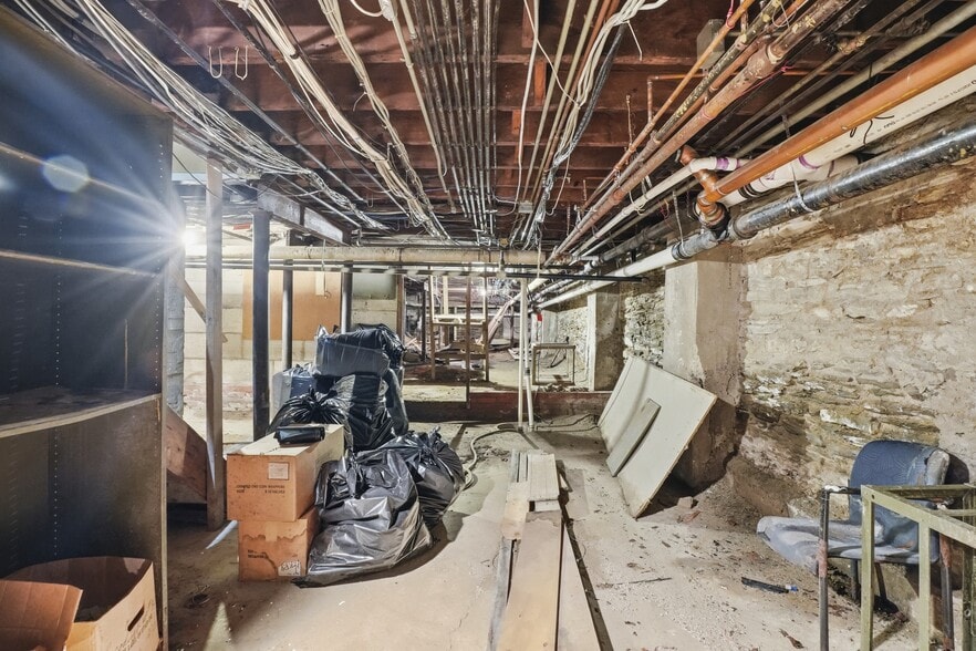 More Photos Of 14-16 Main St S, Perry Bank For Sale