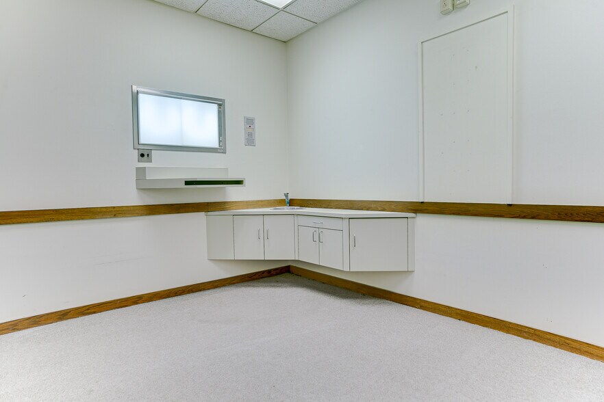 More Photos Of 2710 College Ave, Alton Medical For Lease