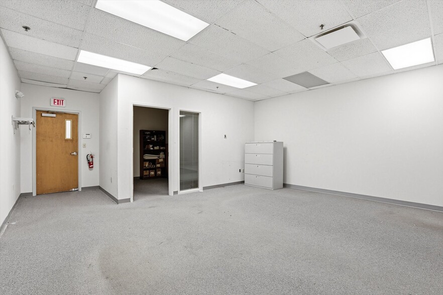 More Photos Of 15 Roszel Rd, West Windsor Office For Sale