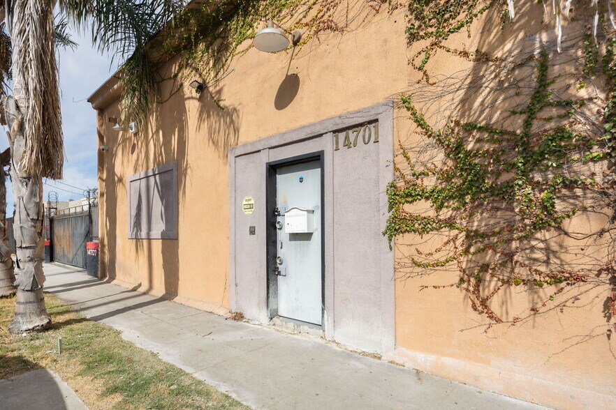 More Photos Of 14701 Calvert St, Van Nuys Warehouse For Sale