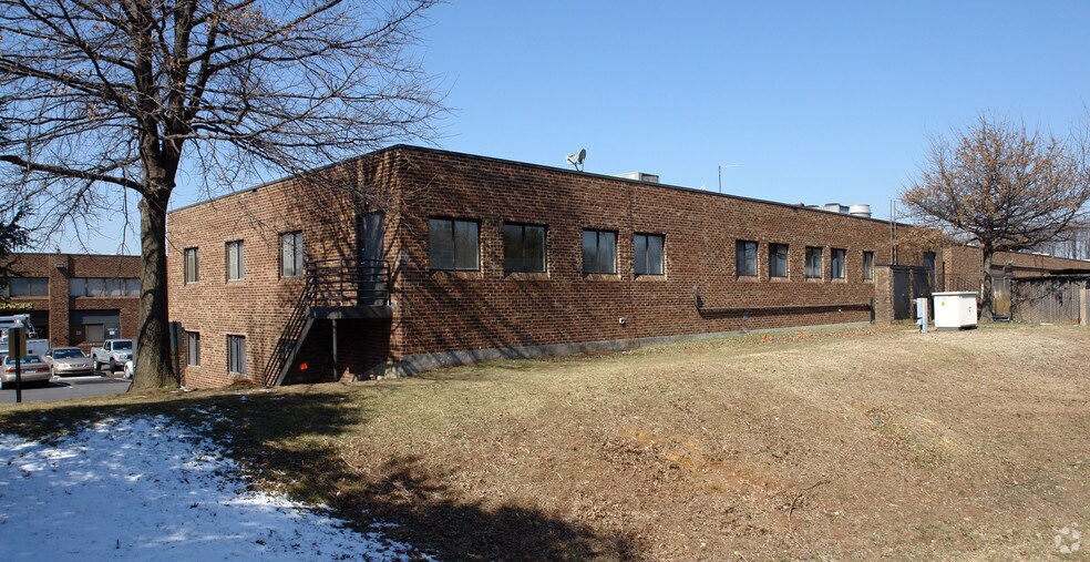 More Photos Of 8472 Tyco Rd, Vienna Flex For Lease