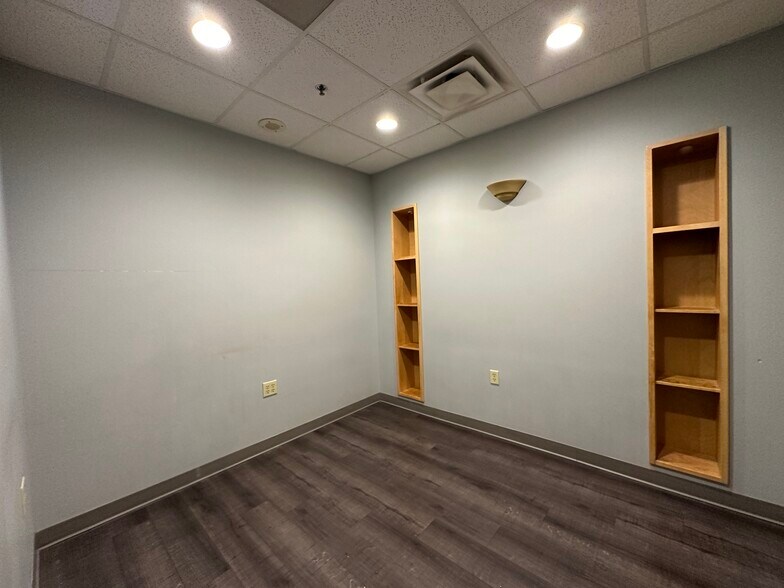 More Photos Of 4 S Linn St, Iowa City Office For Lease