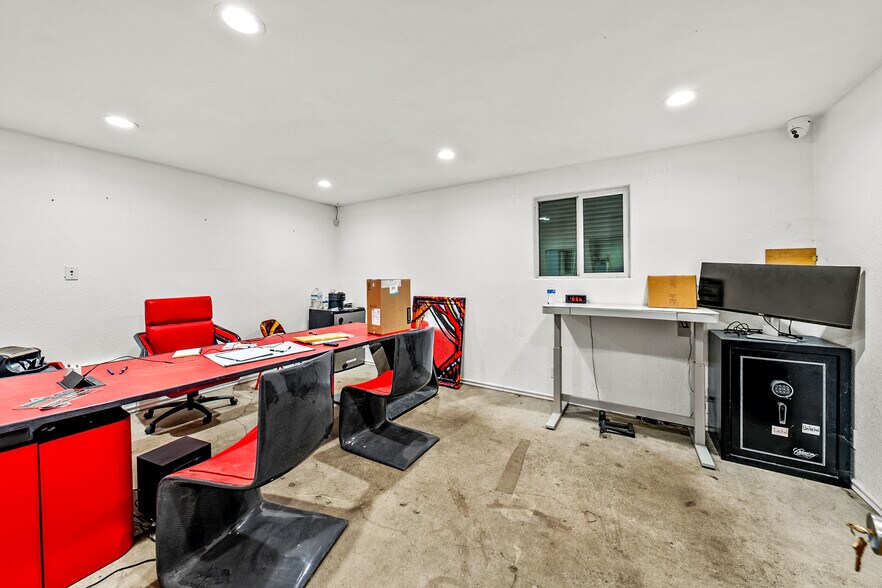 More Photos Of 1405 Antelope Rd, White City Warehouse For Sale