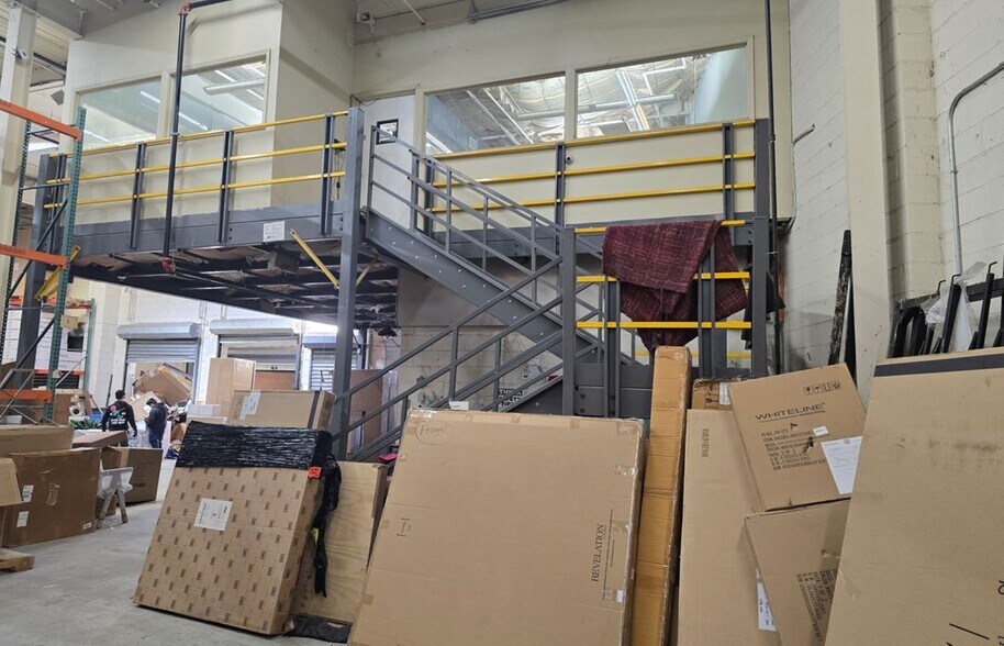 More Photos Of 1966 Broadhollow Rd, Farmingdale Distribution For Sale