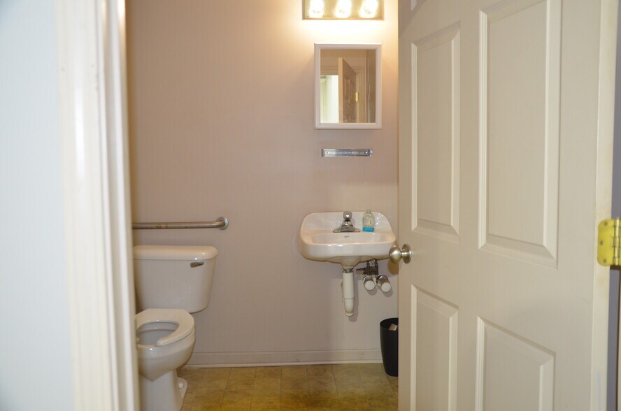 More Photos Of 181 Wolf St, Yorkville Warehouse For Sale