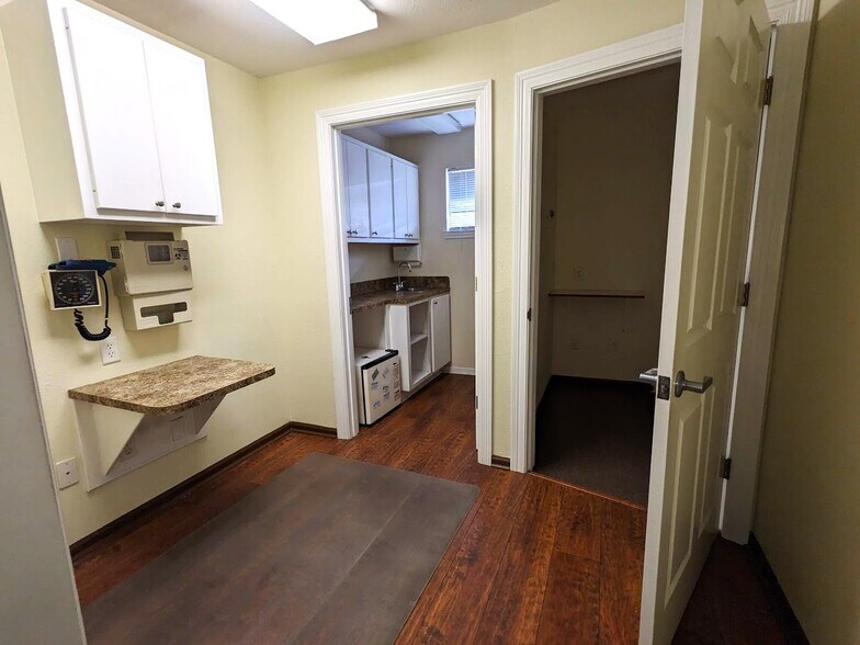More Photos Of 214 S Burnside Ave, Gonzales Medical For Lease