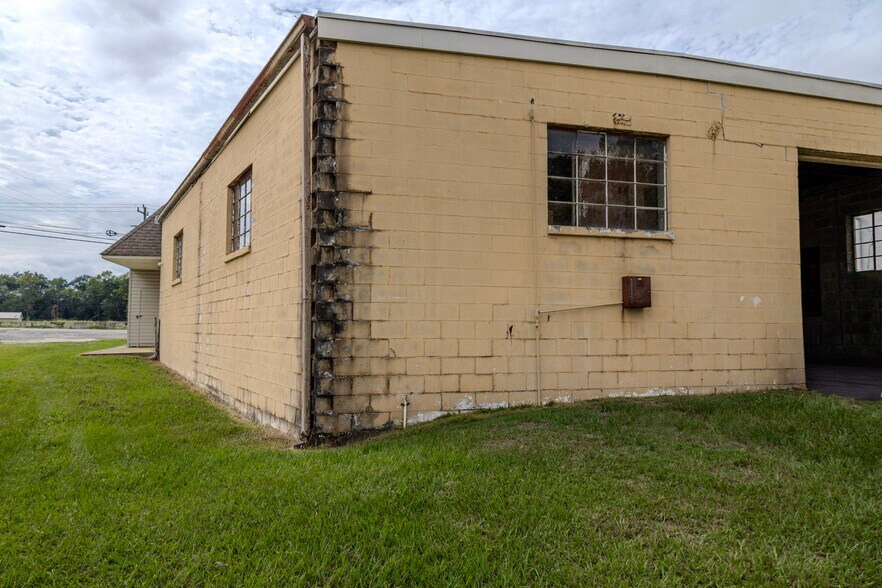 More Photos Of 710 N Walnut St, Fairmont General Retail For Sale