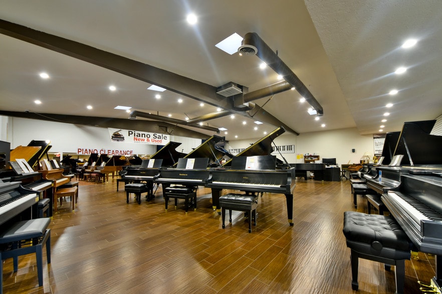 More Photos Of 1515-1517 N Main St, Santa Ana Storefront For Lease