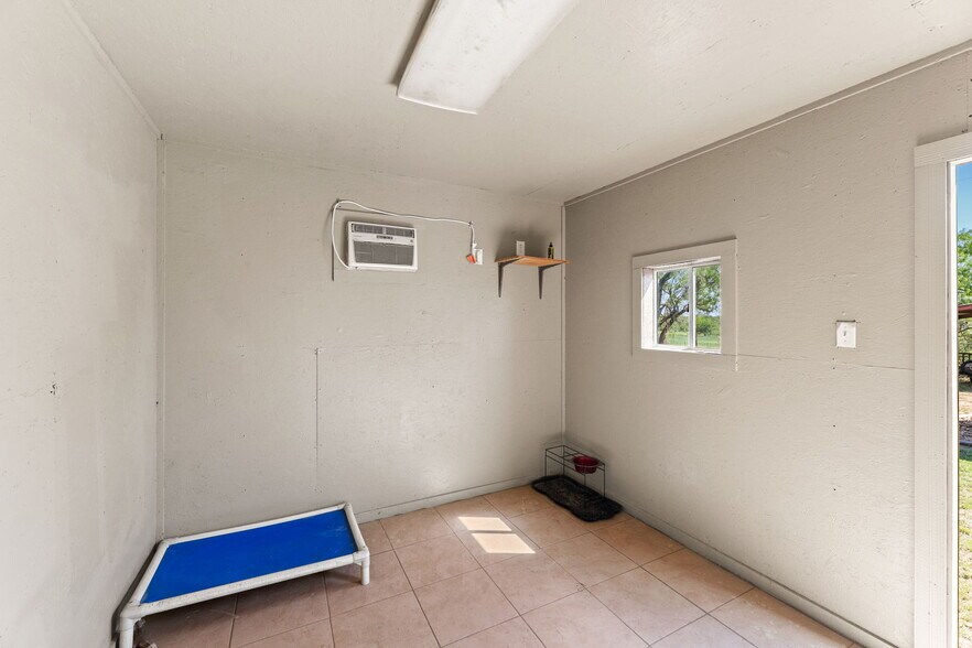More Photos Of 5800 Curran Dr, Von Ormy Veterinarian Kennel For Sale