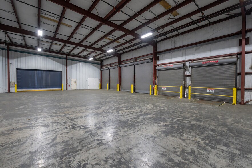 More Photos Of 8801 Corporate Square Ct, Jacksonville Warehouse For Lease