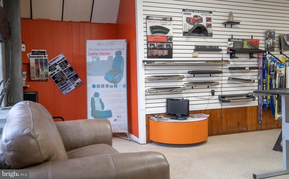 More Photos Of 112 Park Ave, Milford Flex For Sale