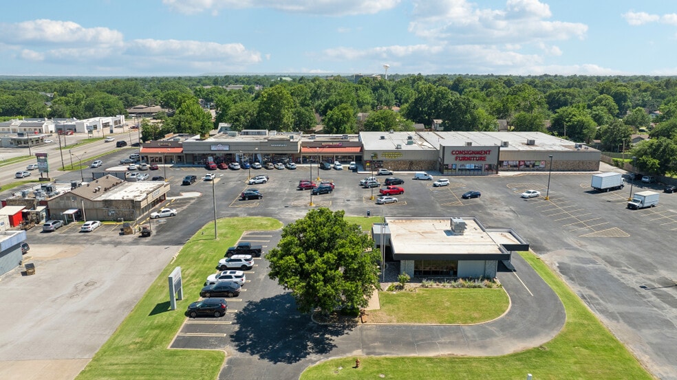More Photos Of 701-725 W Washington St, Broken Arrow General Retail For Sale