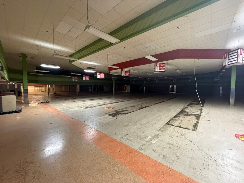 More Photos Of 1900 N Walnut St, Muncie Freestanding For Sale