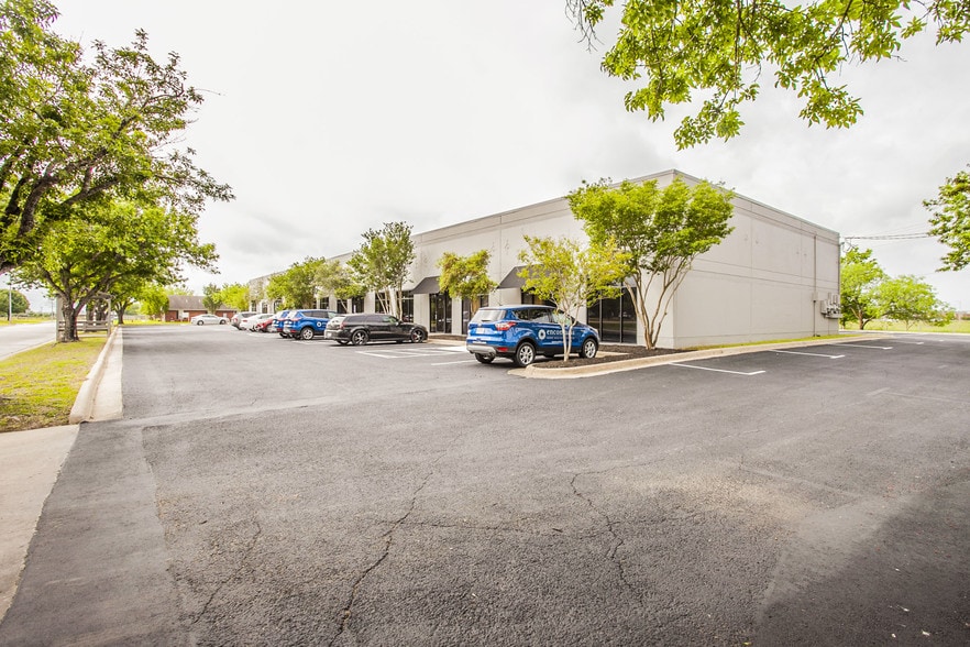 More Photos Of 150 Settlement Dr, Bastrop Office For Lease