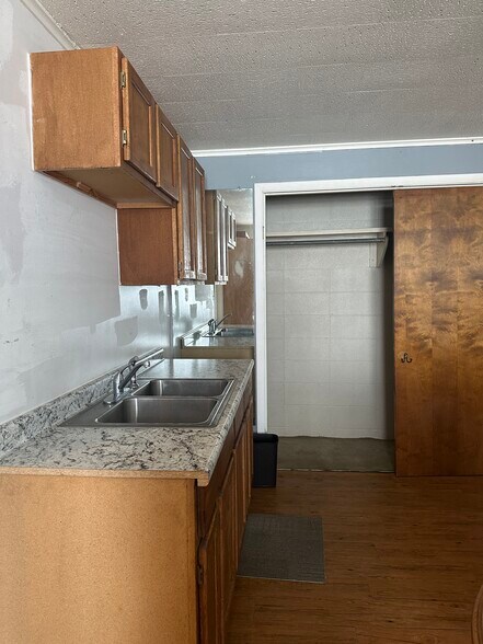 More Photos Of 302 N Main St, Melbourne Hotel For Sale