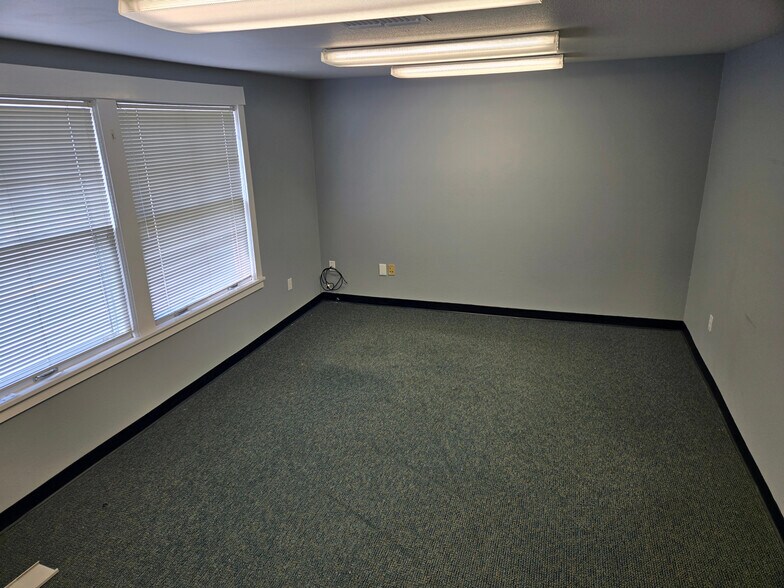 More Photos Of 24111 NE Halsey St, Wood Village Loft Creative Space For Lease