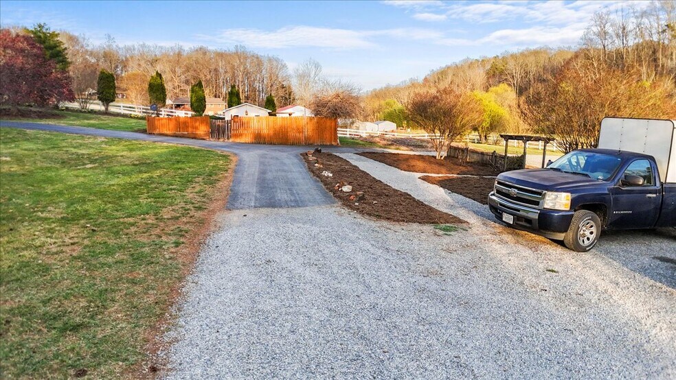 More Photos Of 1356 Coopers Cove Rd, Hardy Specialty For Sale