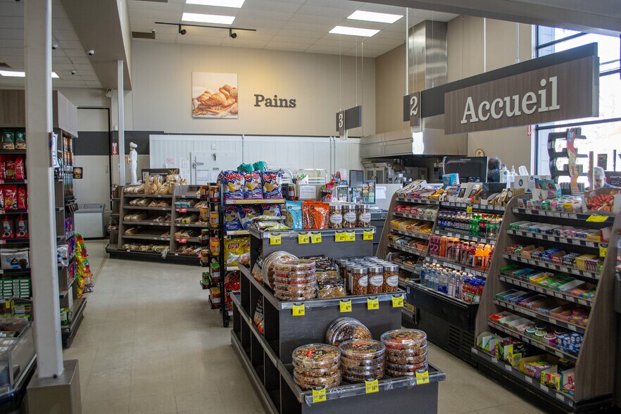 More Photos Of 451 Rue Principale, Pohénégamook Flex For Sale