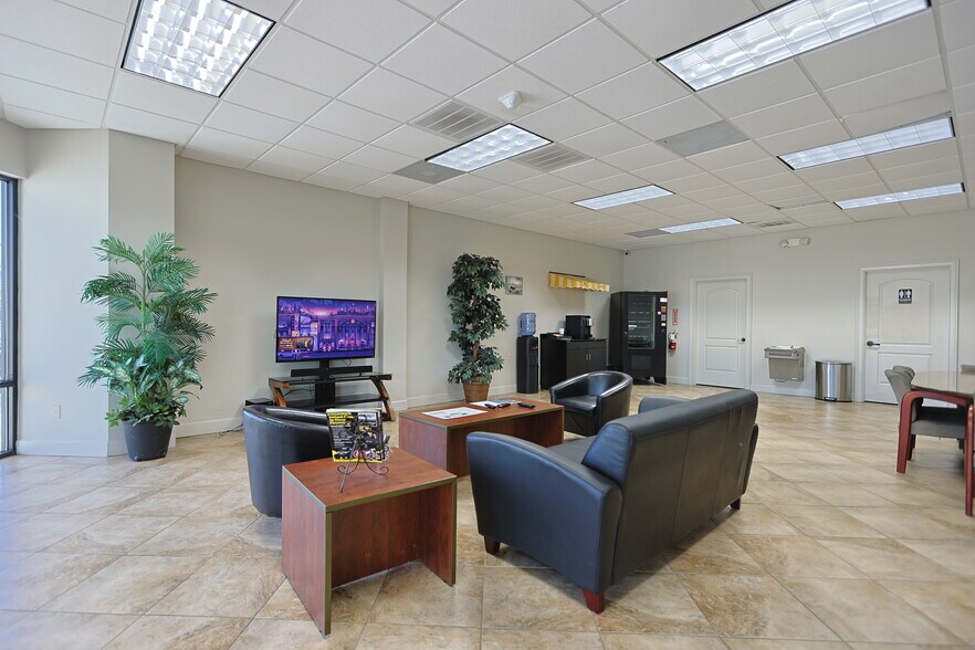 More Photos Of 705 N New Warrington Rd, Pensacola Auto Repair For Lease