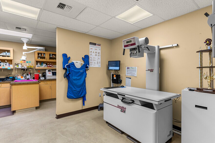 More Photos Of 10 N Chelan Ave, Wenatchee Veterinarian Kennel For Lease