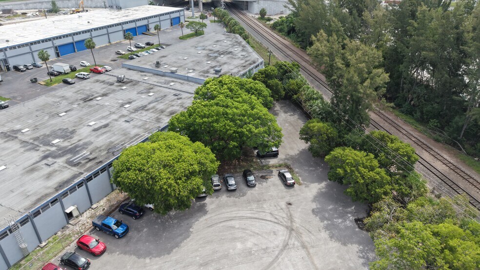 More Photos Of 16401-16413 NW 8th Ave, Miami Distribution For Lease