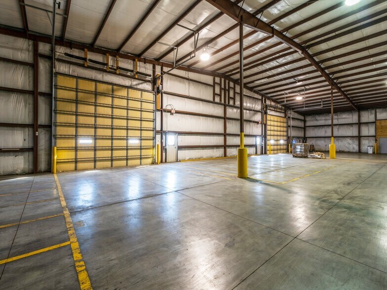 More Photos Of 11261 US Highway 69, Story City Warehouse For Lease