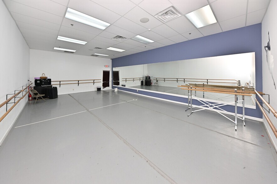 More Photos Of 60 Whitney Rd, Mahwah Warehouse For Lease