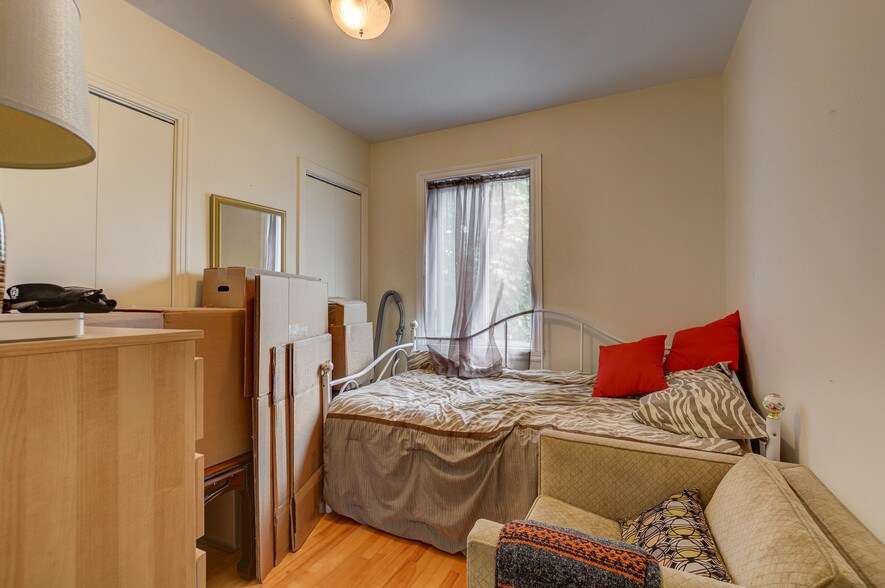 More Photos Of 89 Boul Henri-Bourassa O, Montréal Specialty For Sale