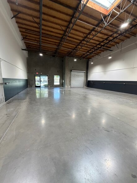 More Photos Of 42095 Zevo Dr, Temecula Warehouse For Lease