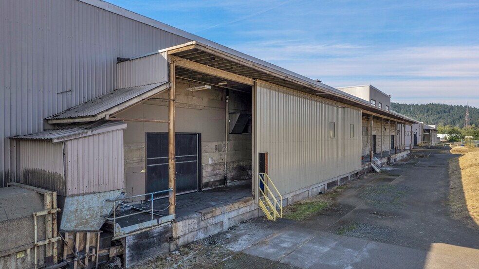 More Photos Of 9930 N Burgard Way, Portland Warehouse For Sale