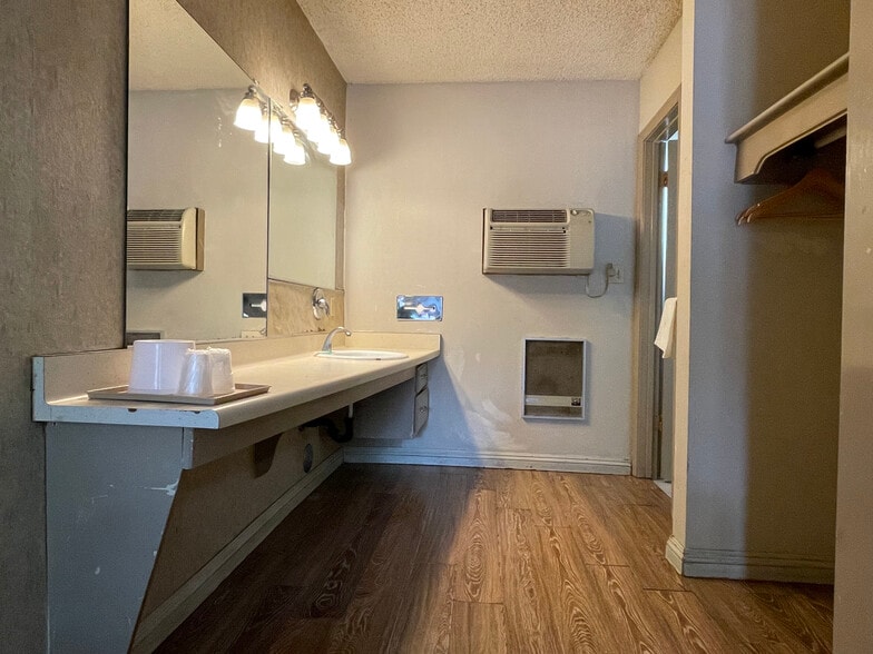 More Photos Of 1018 E Orangethorpe Ave, Anaheim Hotel For Sale