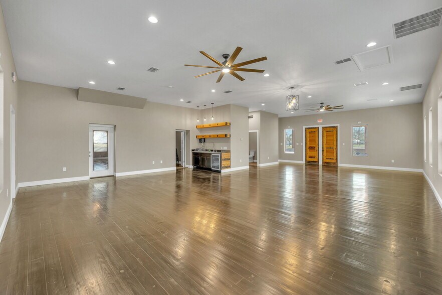 More Photos Of 220 W FM 473, Comfort Storefront Retail Office For Lease