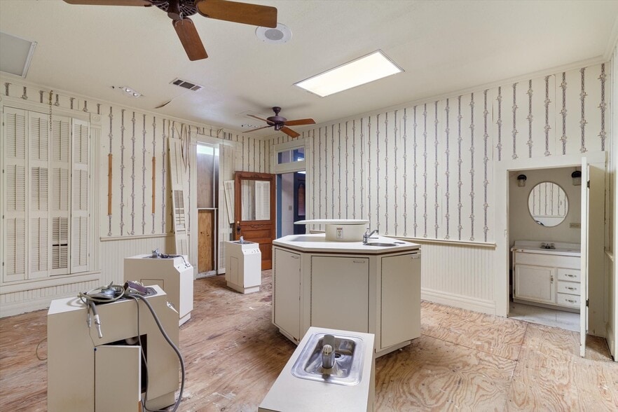 More Photos Of 321 L B J dr, San Marcos Office For Sale
