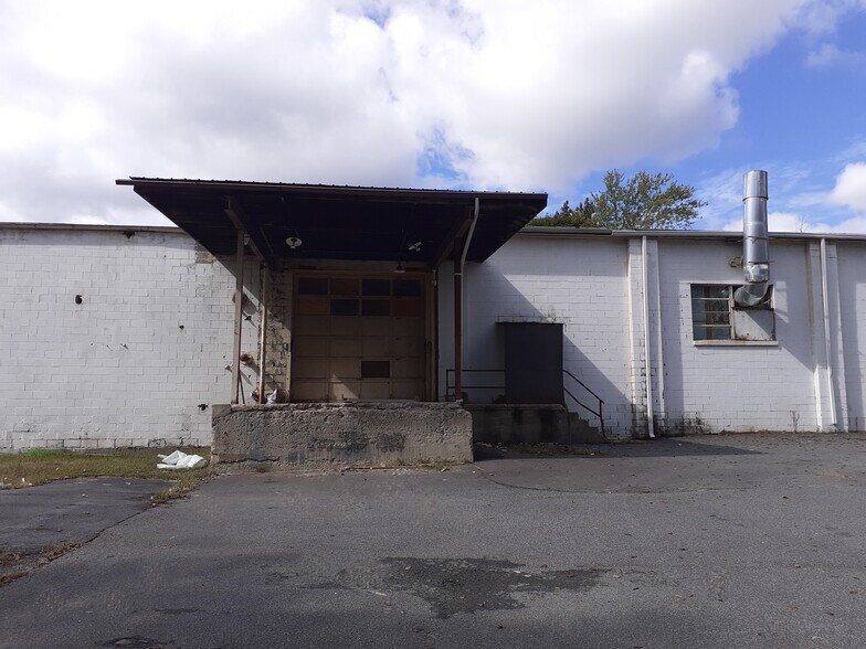 More Photos Of 20 Industrial Pl, Middletown Manufacturing For Lease