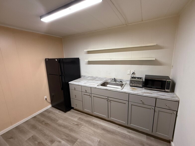 More Photos Of 111 W 12 Mile Rd, Royal Oak Hotel For Sale