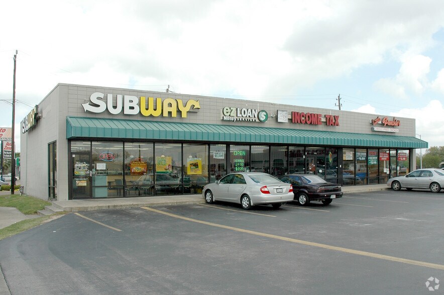 More Photos Of 15907-15917 S Post Oak Rd, Houston General Retail For Lease